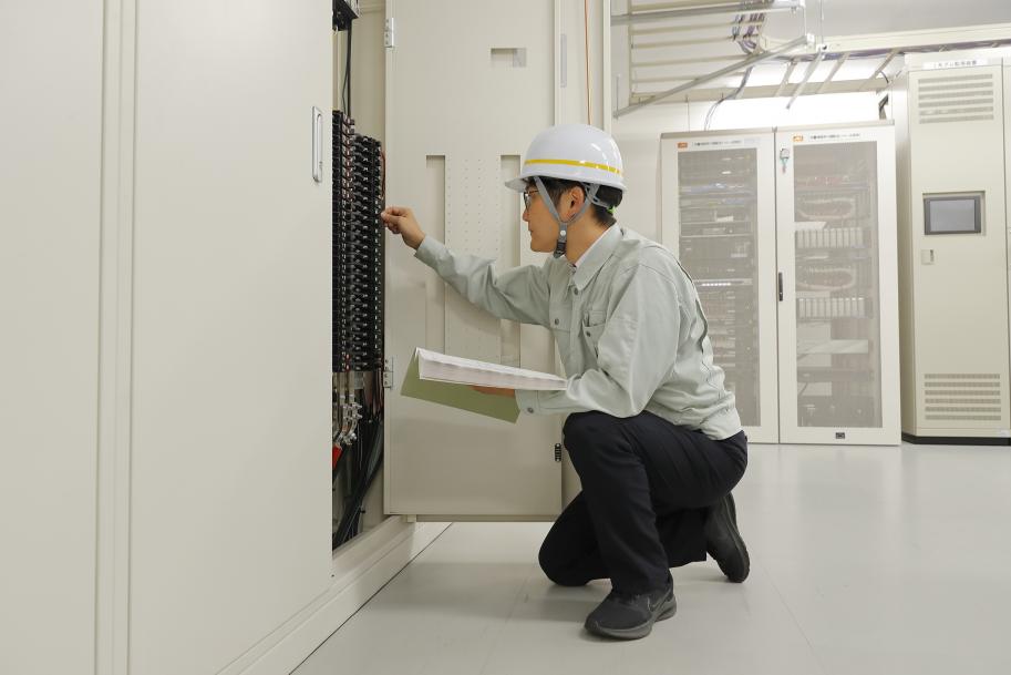 電気作業中