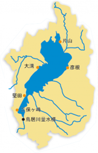 水位観測所の場所を示した地図(琵琶湖河川事務所HPより)
琵琶湖を中心にして時計回りに、北に片山、東に彦根、南に三保ヶ崎、南西に堅田、西に大溝の5つの水位観測所が位置しています。
また、鳥居川水位観測所は三保ヶ崎よりもさらに南に位置しています。