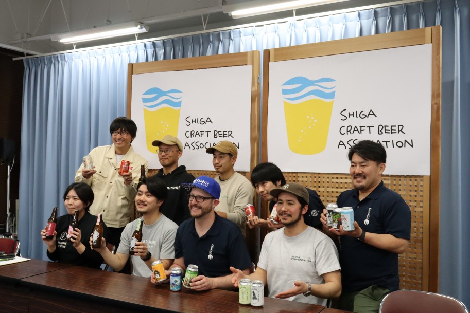 自社のビールを手に笑顔を見せるメンバーたち