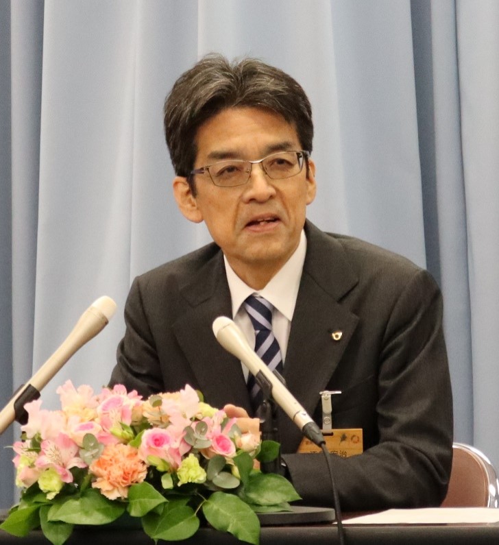 会見に臨む江島副知事