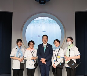 滋賀県ブースの前で
