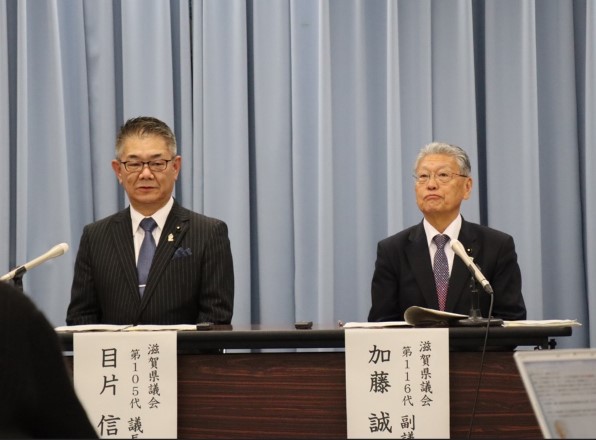 会見する目片議長(左)と加藤副議長