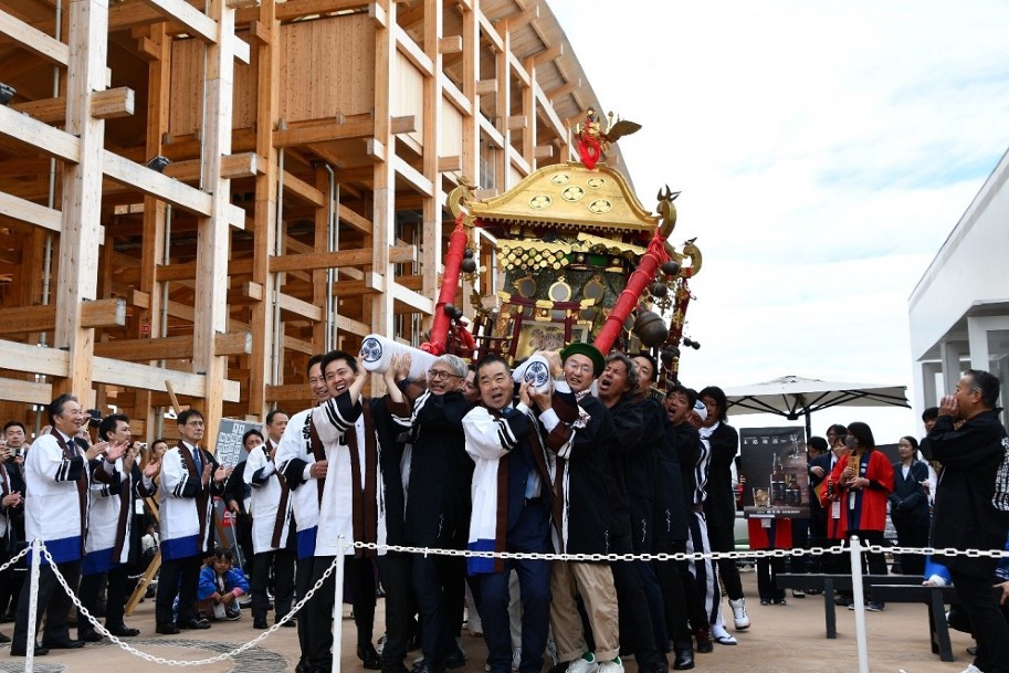 和歌祭りの神輿を担ぐ関西広域連合の首長ら