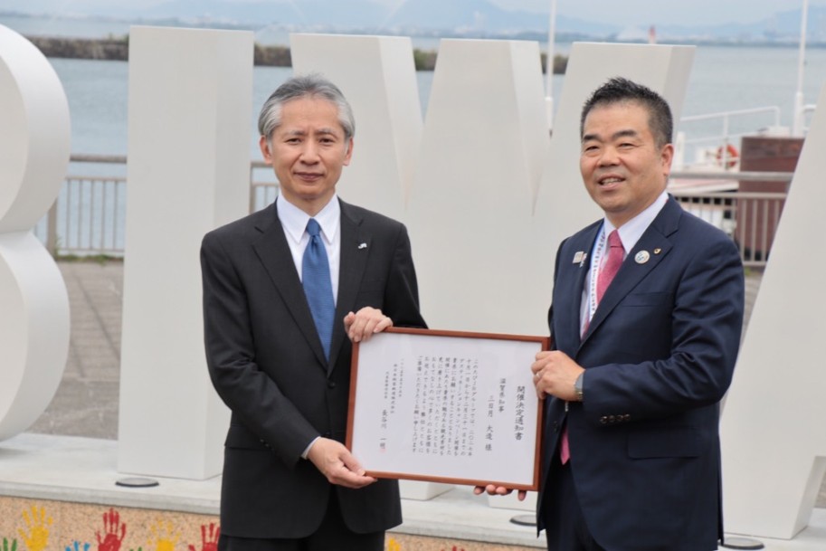 財JR西日本京滋支社長から伝達所を受け取る三日月知事(右)